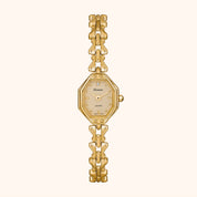 Montre-bracelet en or avec un bracelet à maillons sur fond blanc