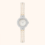 Horloge met parelmoeren band en zilveren kast op een witte achtergrond