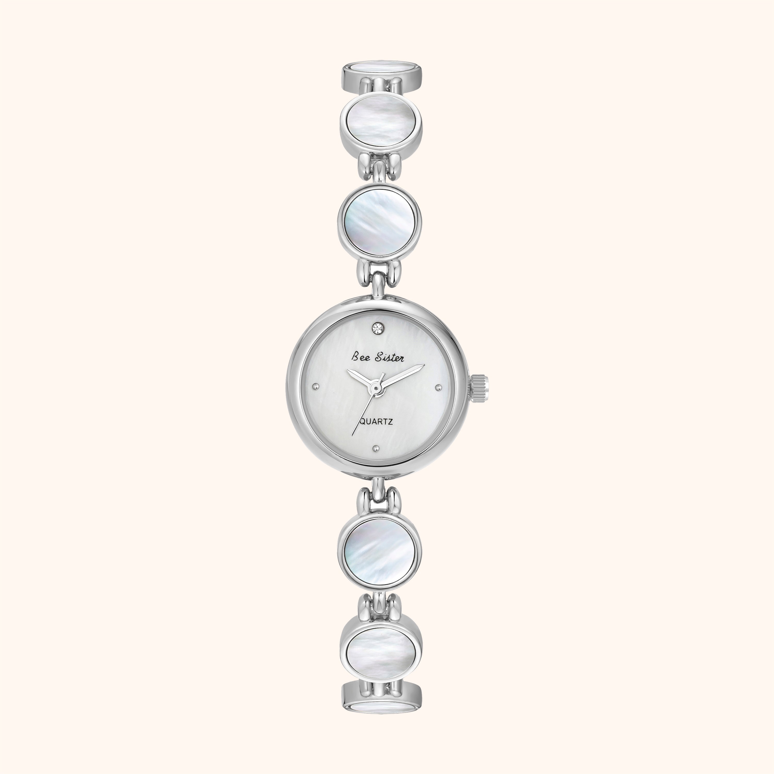 Orologio d'argento di ispirazione vintage con tre elementi circolari del quadrante su sfondo bianco
