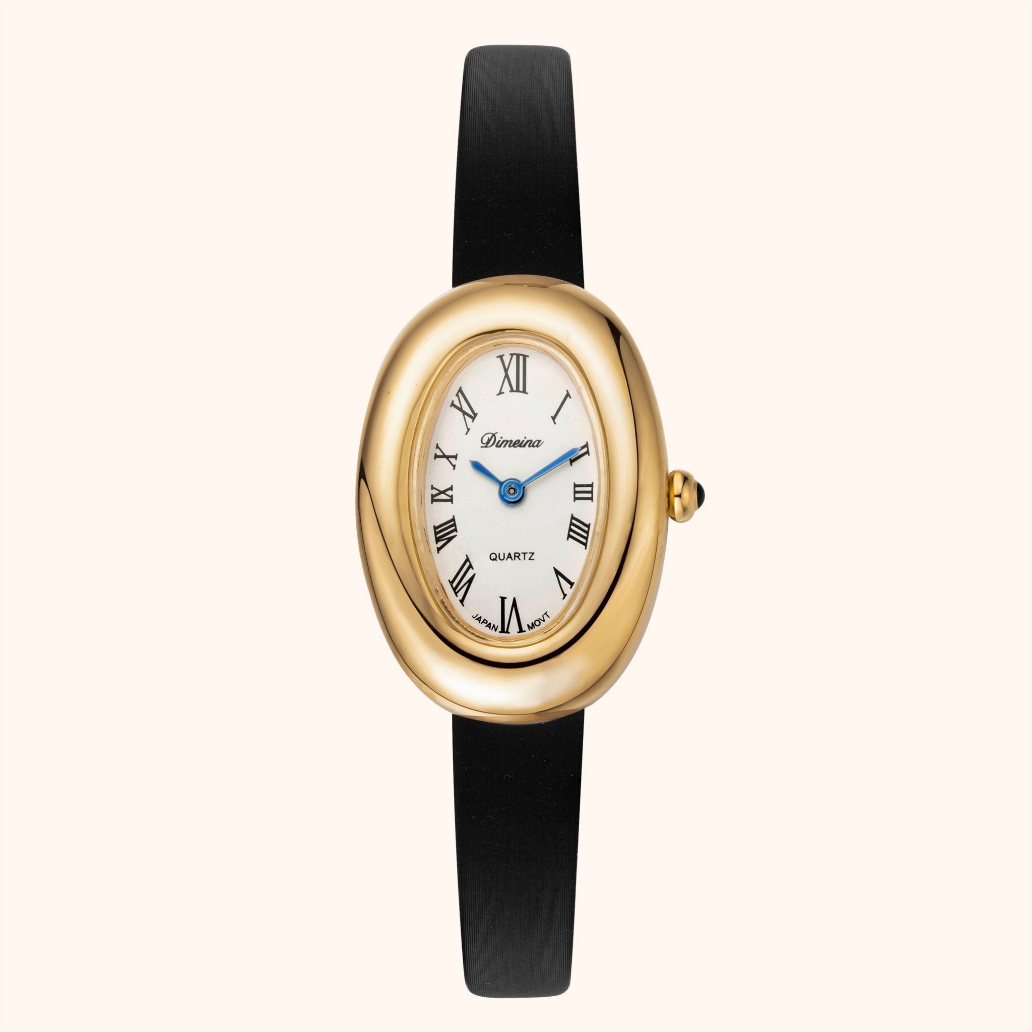 Een Goud horloge met een zwarte leren band en een witte wijzerplaat met zwarte Romeinse cijfers en een blauwe wijzer.