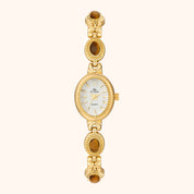 Goldene Armbanduhr mit weißem Zifferblatt auf weißem Hintergrund