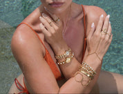 Vrouw met Goud Sieraden een zwembad