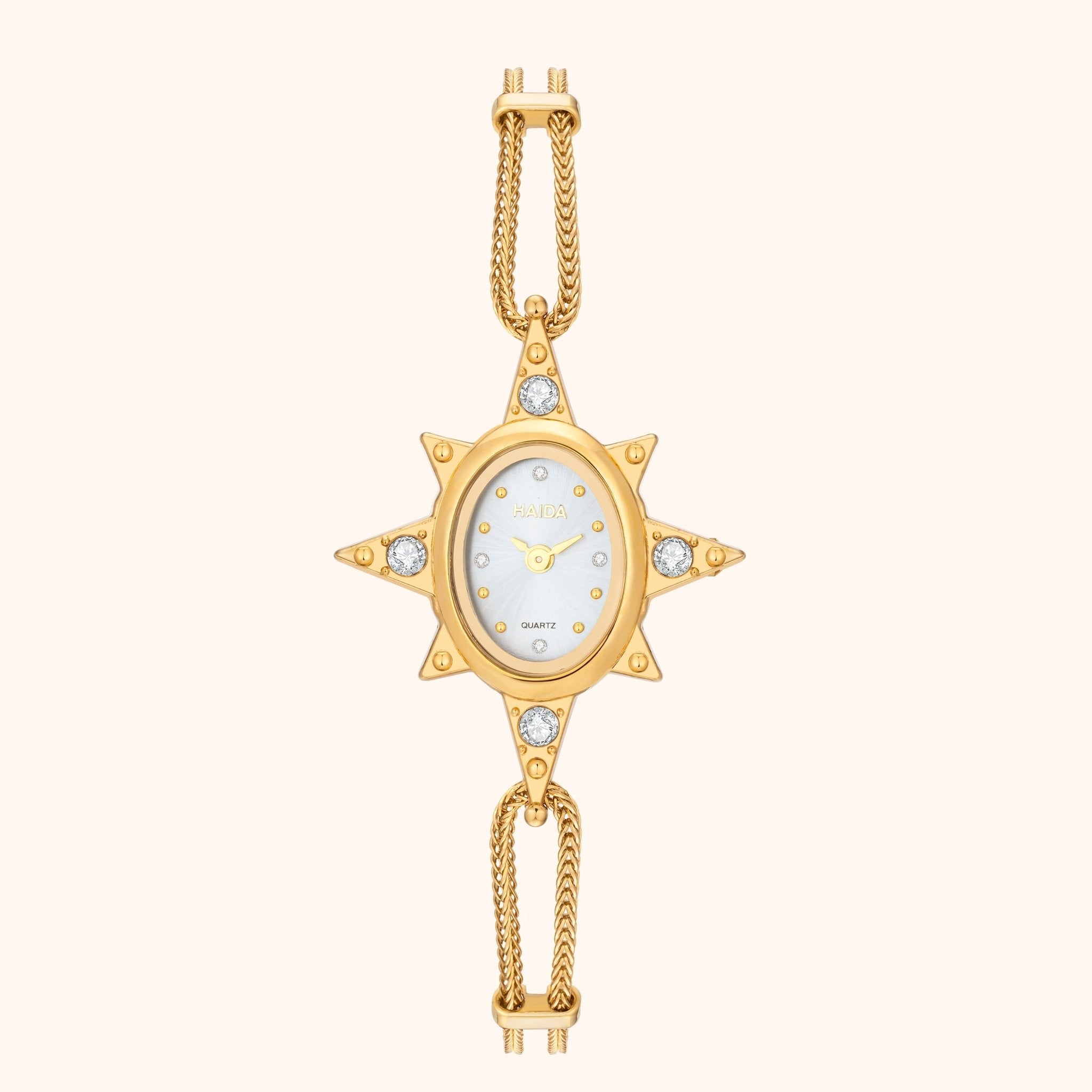 Goud stervormige hanger met een ketting op een witte achtergrond