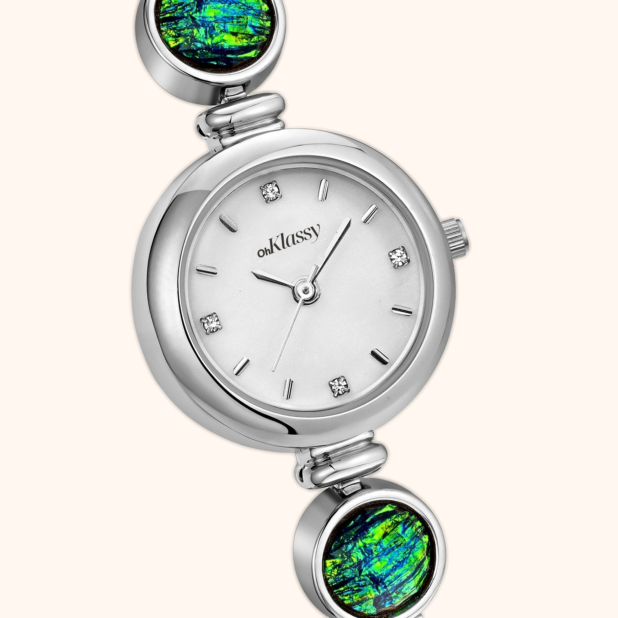 Montre pour femme OhKlassy Calypso Silver d'inspiration vintage, gros plan sur le cadran