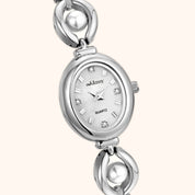 Montre pour femme OhKlassy Celina Silver d'inspiration vintage, gros plan sur le cadran