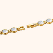OhKlassy Coral Pearl Gold – Vintage-inspirierte Damenuhr mit Details an Armband und Verschluss