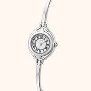 OhKlassy Emma Silver – Vintage-inspirierte Damenuhr, seitliche Ansicht in schräger Perspektive
