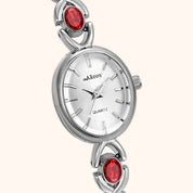 OhKlassy Ismara Silver vintage-geïnspireerd dameshorloge, close-up van de wijzerplaat