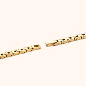 OhKlassy Laura Gold women's vintage-inspired watch, bracelet and clasp detail