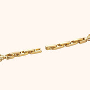 OhKlassy Odette Gold – Vintage-inspirierte Damenuhr, Details zu Armband und Schließe