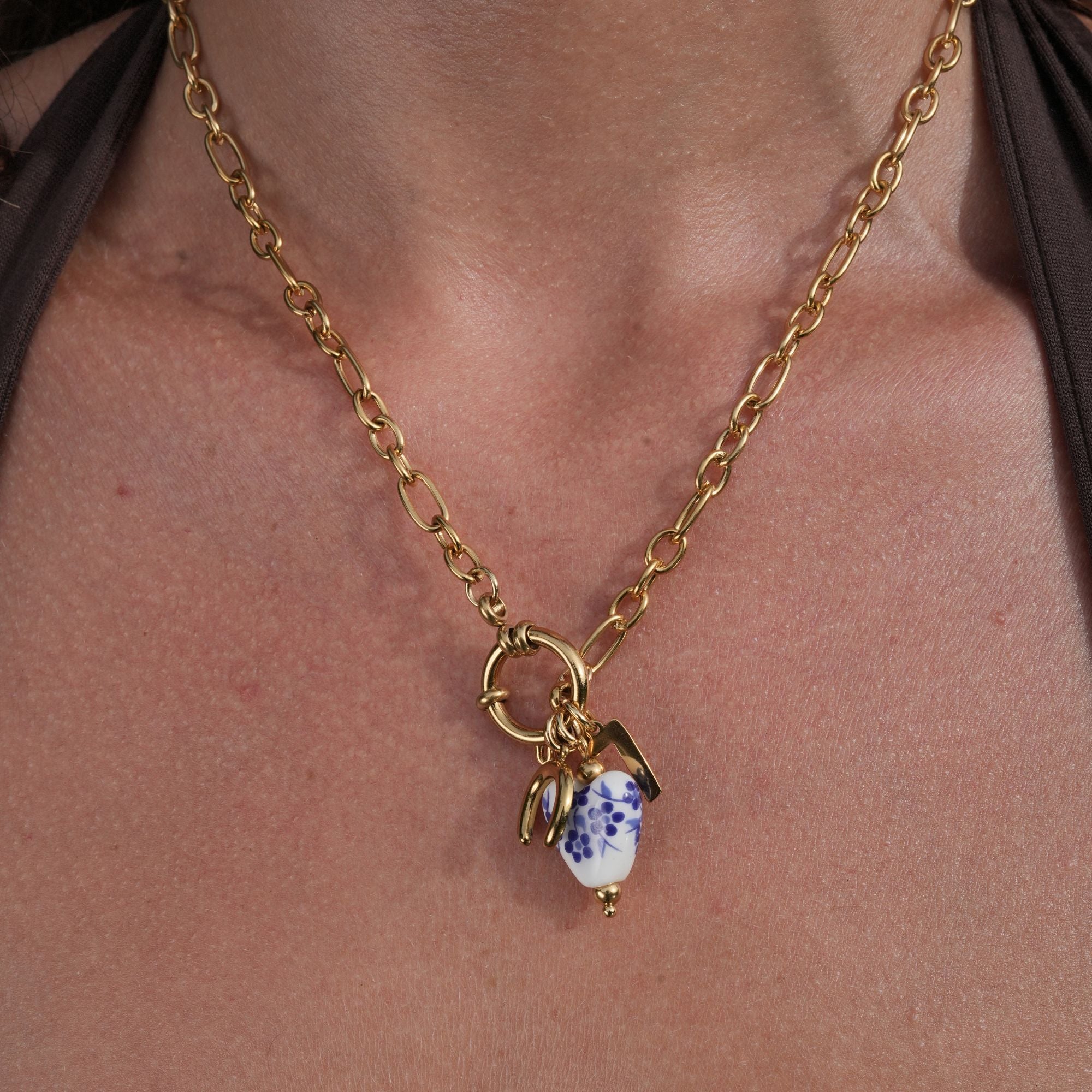 Collana con ciondolo in porcellana